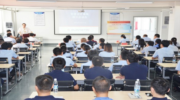 2 董事长作重要讲话.jpg 2 董事长作重要讲话.jpg